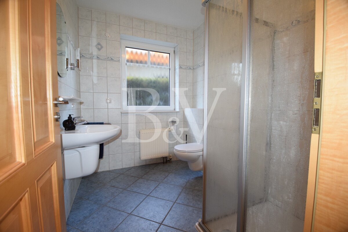 Exclusieve eengezins- of tweegezinswoning met indrukwekkend atrium en groot perceel te koop.
