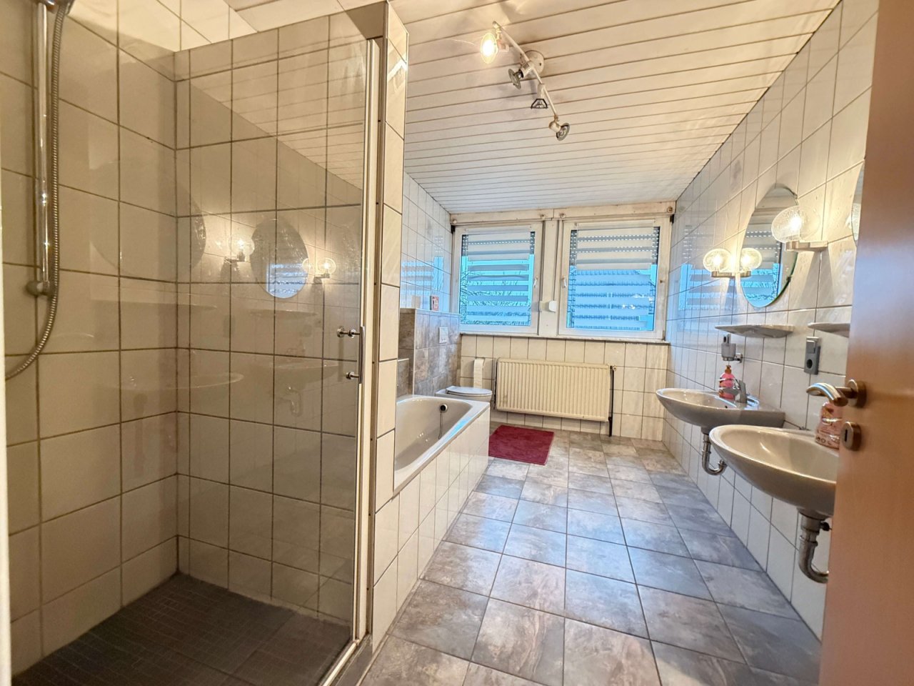 Badezimmer II OG Badezimmer II OG
