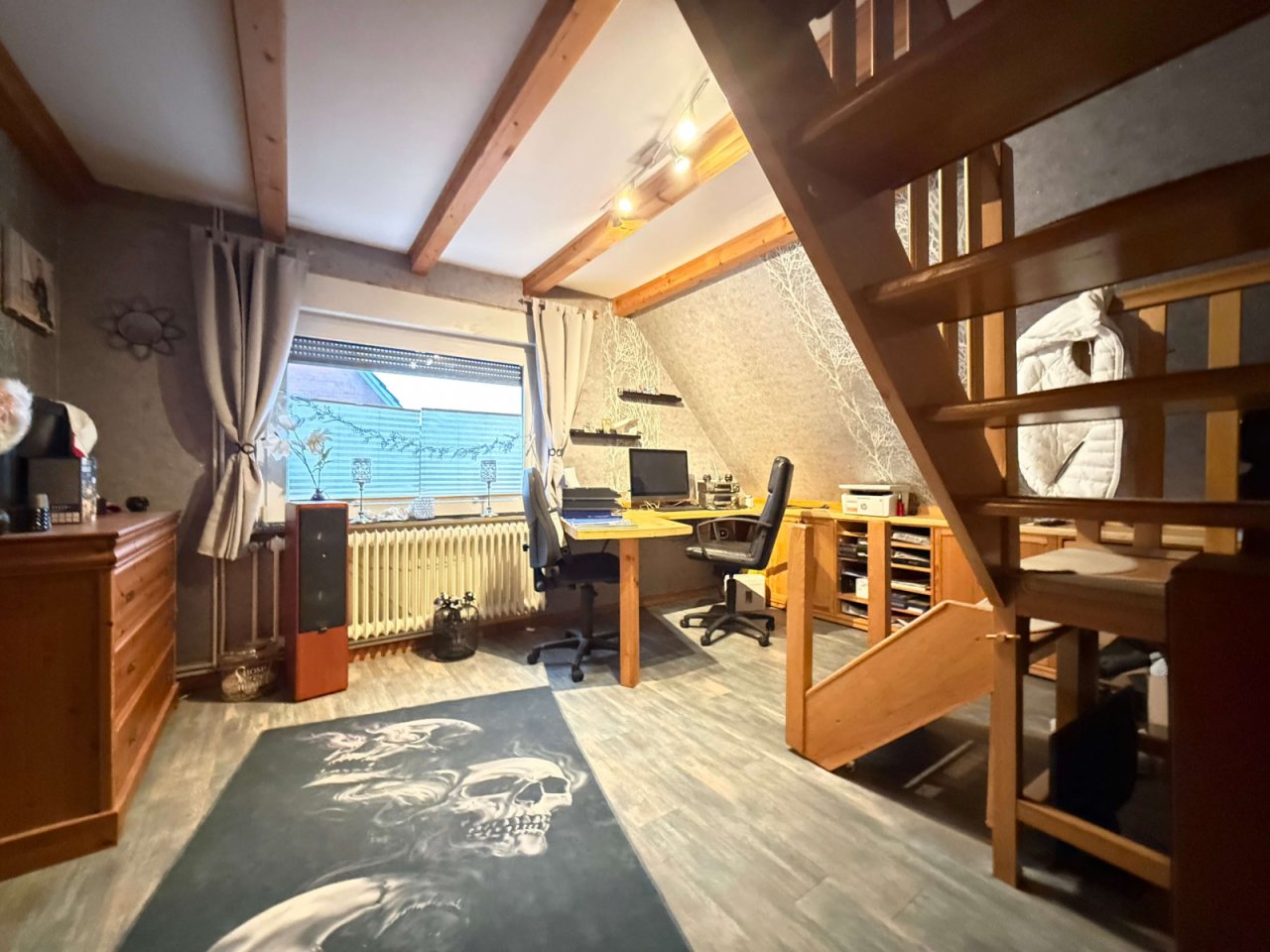 Büro mit Treppe zum Spitzboden Büro mit Treppe zum Spitzboden