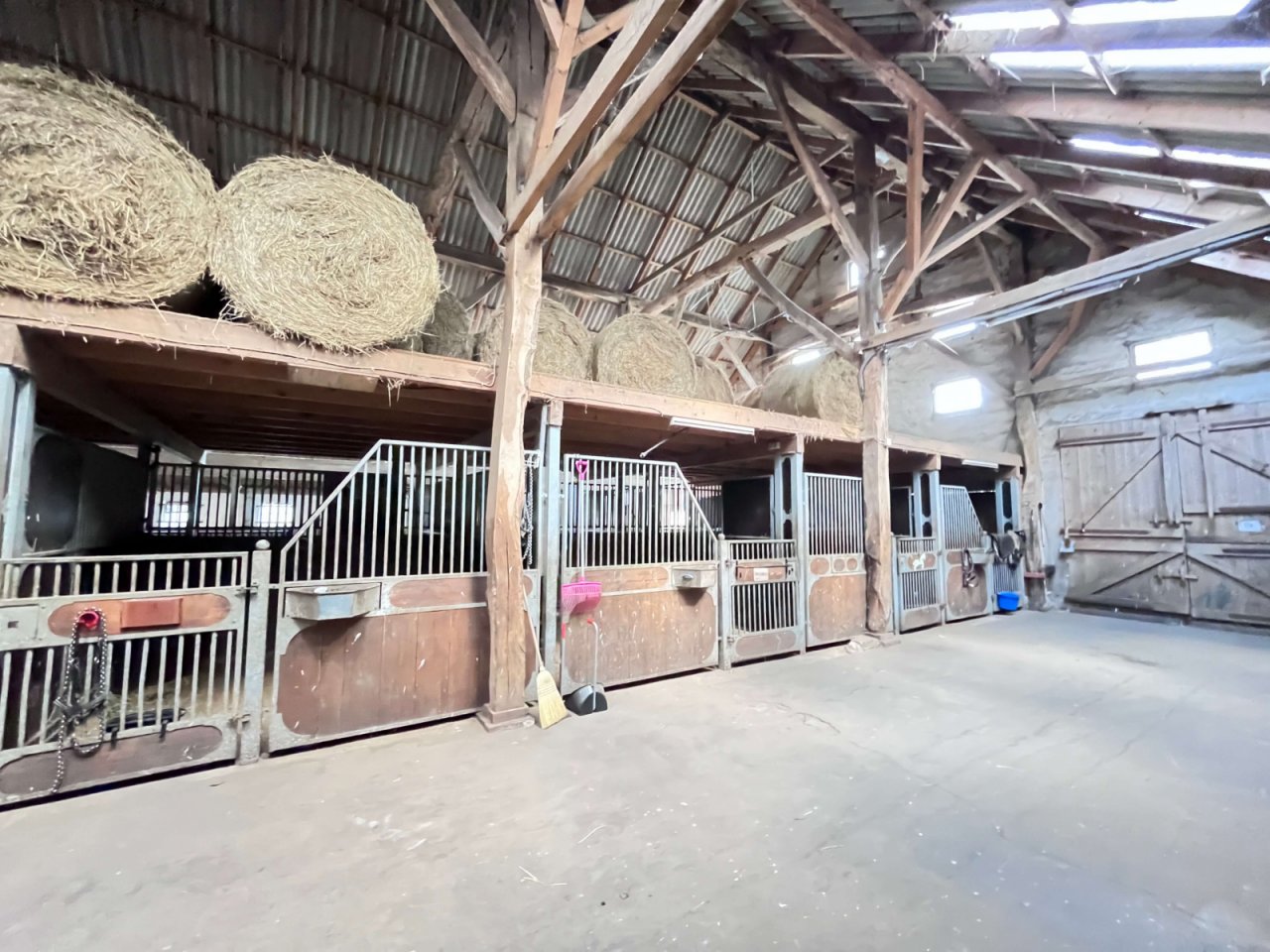 Stallgebäude mit Pferdeboxen Stallgebäude mit Pferdeboxen