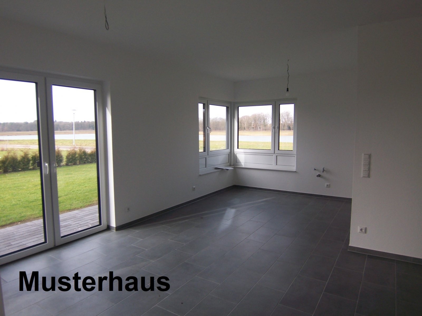 Überaus ansprechender Neubau – Satteldachbungalow in ruhiger Wohnlage