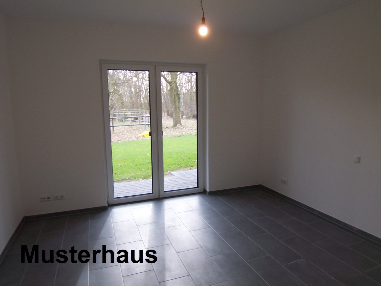 Überaus ansprechender Neubau – Satteldachbungalow in ruhiger Wohnlage