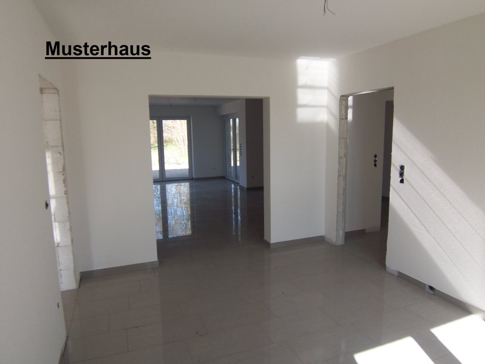 Moderner Neubau-Winkelwalmdachbungalow in ruhiger Wohnlage