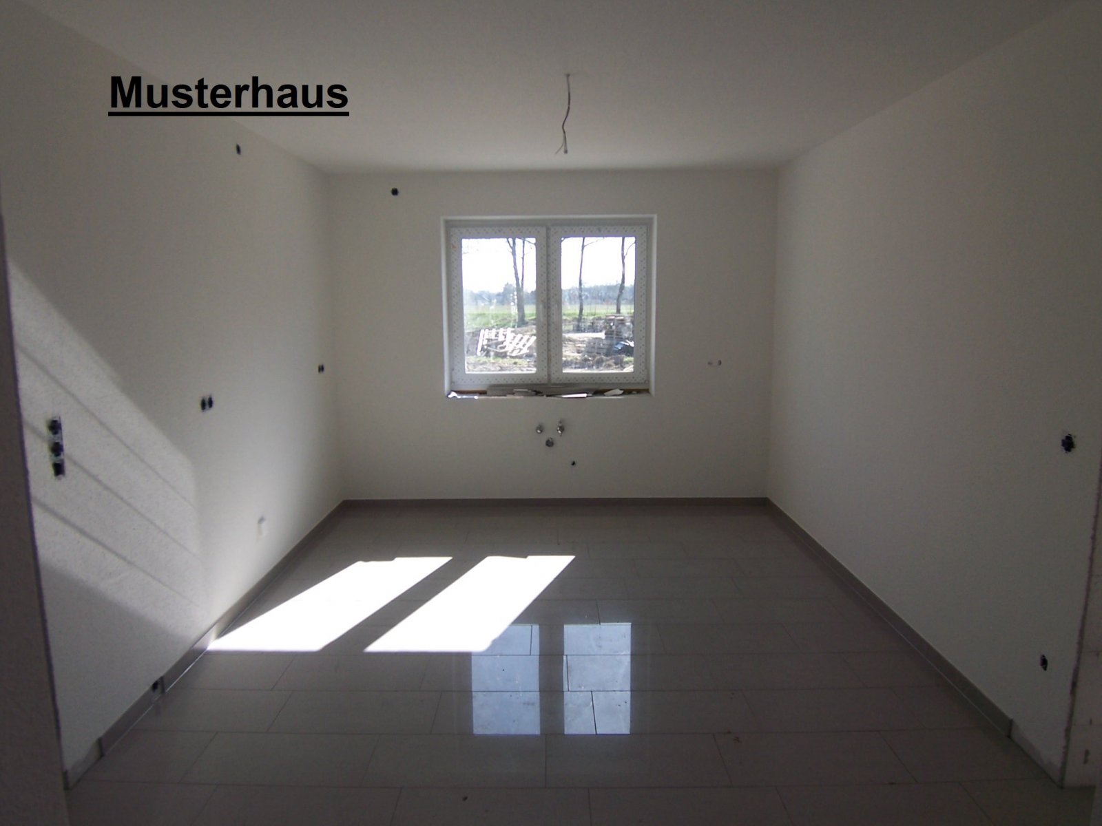 Moderner Neubau-Winkelwalmdachbungalow in ruhiger Wohnlage