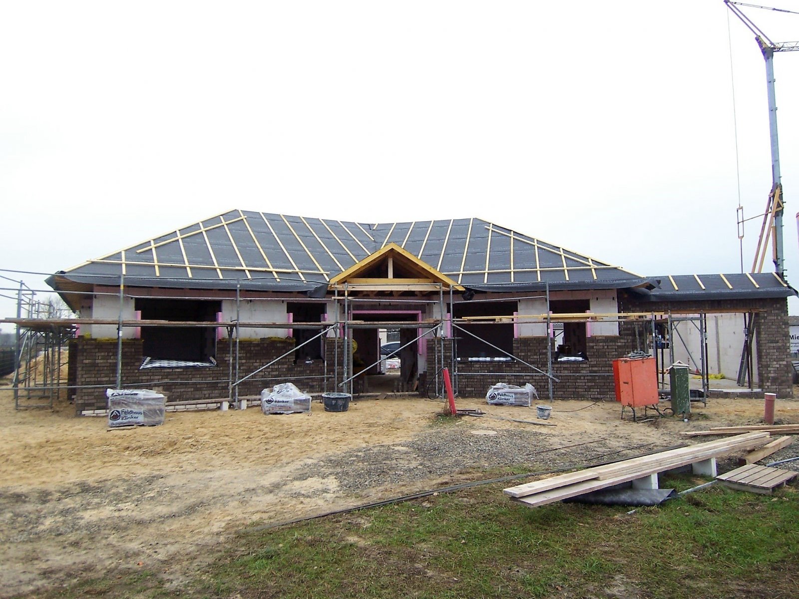 Hochwertiger Neubau-Winkel-Walmdachbungalow in schöner Parklage 