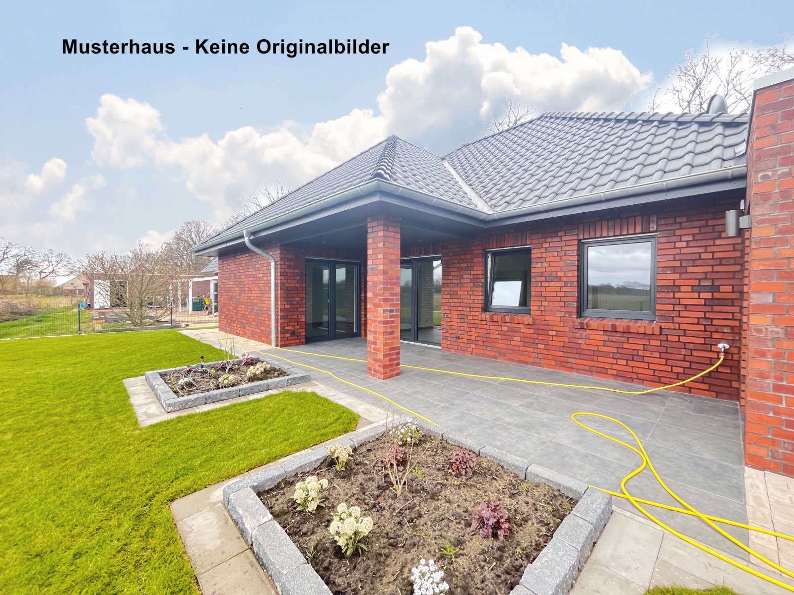 Provisionsfrei für Käufer: Neubau - Exklusiver Winkelwalmdachbungalow in toller Sackgassenlage!