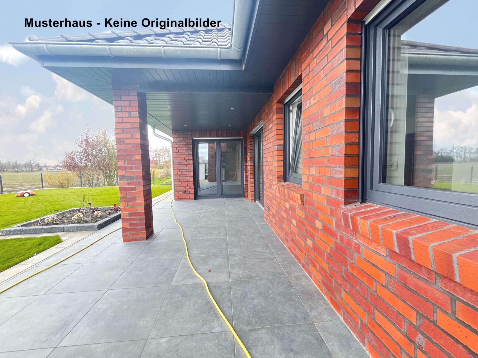 Provisionsfrei für Käufer: Neubau - Exklusiver Winkelwalmdachbungalow in toller Sackgassenlage!