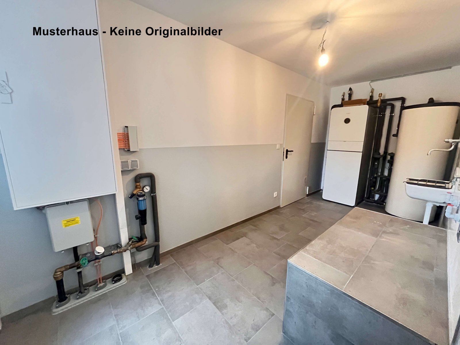 Provisionsfrei für Käufer: Neubau - Exklusiver Winkelwalmdachbungalow in toller Sackgassenlage!