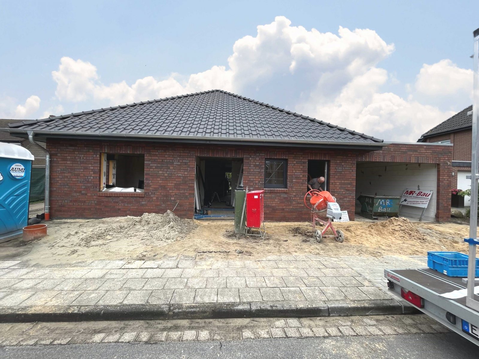 Zentraler geht es nicht! Eleganter Neubauwalmdachbungalow-KfW55 in Bestwohnlage (Lückenbebauung)!