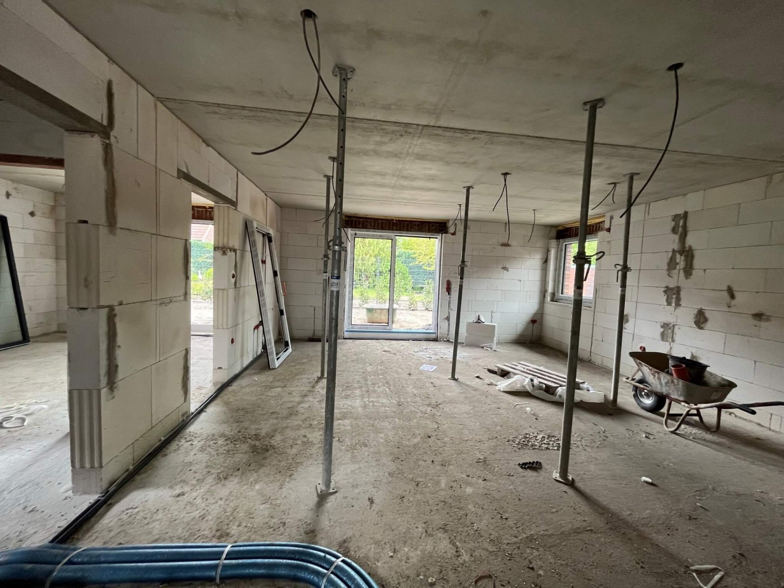 Zentraler geht es nicht! Eleganter Neubauwalmdachbungalow-KfW55 in Bestwohnlage (Lückenbebauung)!