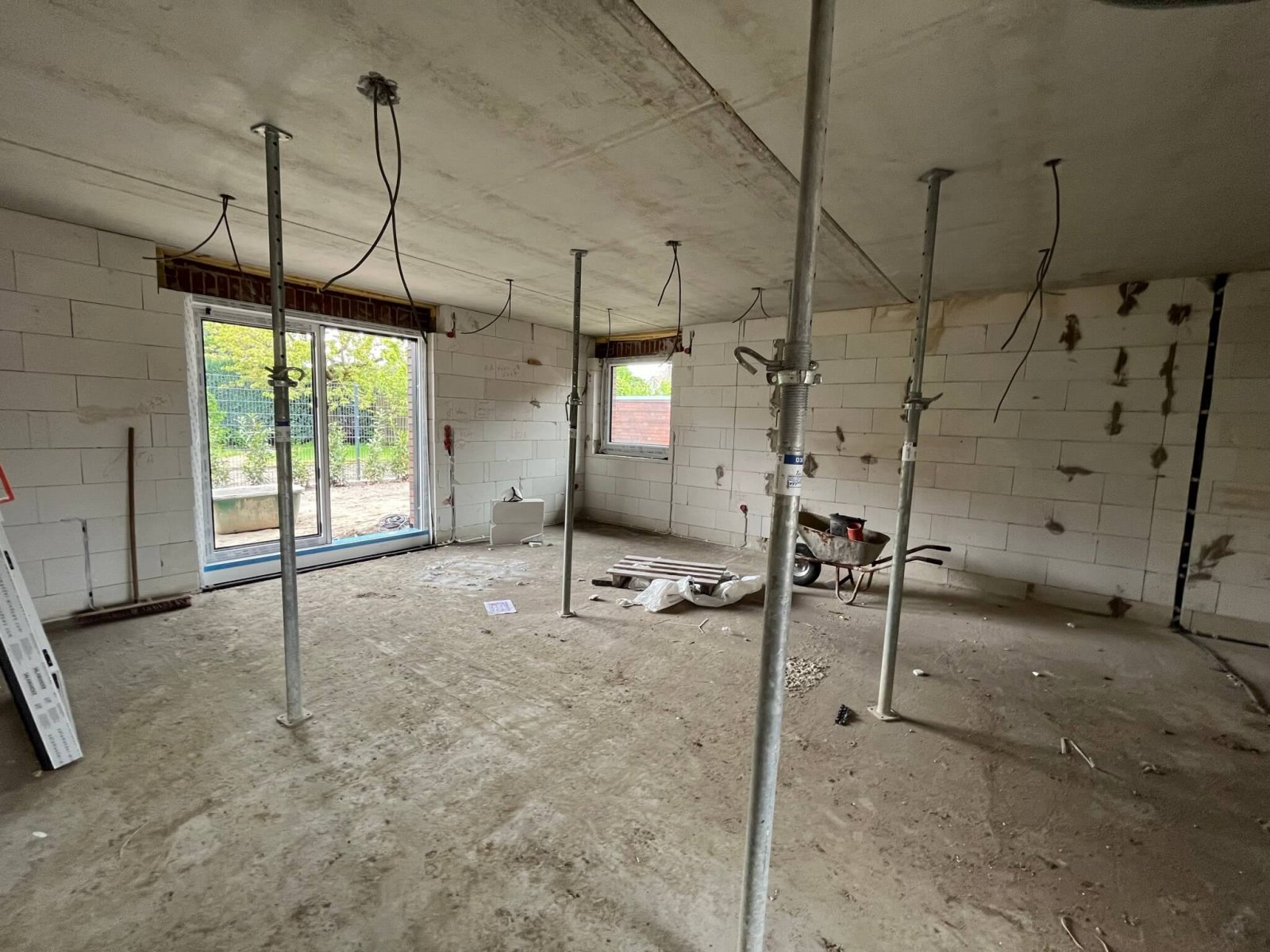 Zentraler geht es nicht! Eleganter Neubauwalmdachbungalow-KfW55 in Bestwohnlage (Lückenbebauung)!