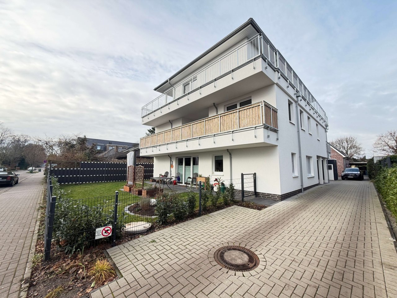 Hausansicht Zufahrt Hausansicht Zufahrt