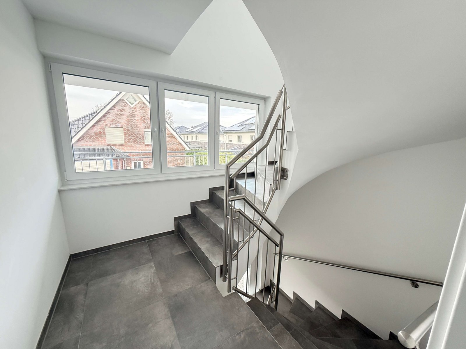 Käufer Provisionsfrei! Wertstabil & energieeffizient: Dreifamilienhaus in begehrter Wohnlage