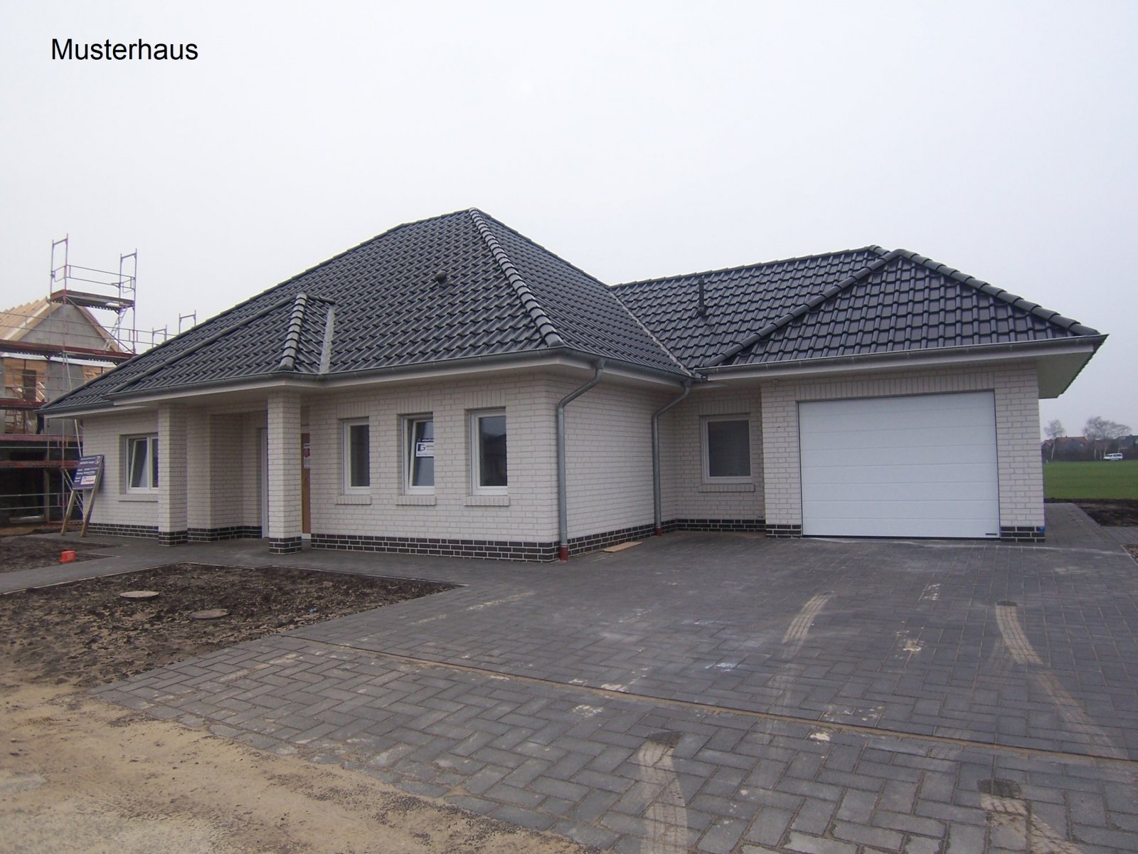 Großzügiger & moderner Neubau-Winkelwalmdachbungalow in schöner Wohnlage!