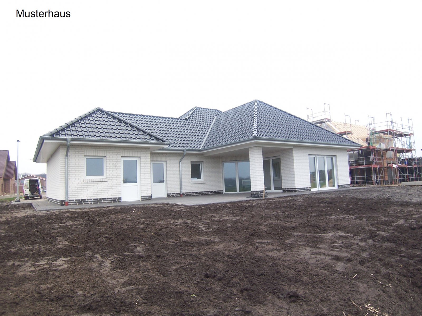 Großzügiger & moderner Neubau-Winkelwalmdachbungalow in schöner Wohnlage!