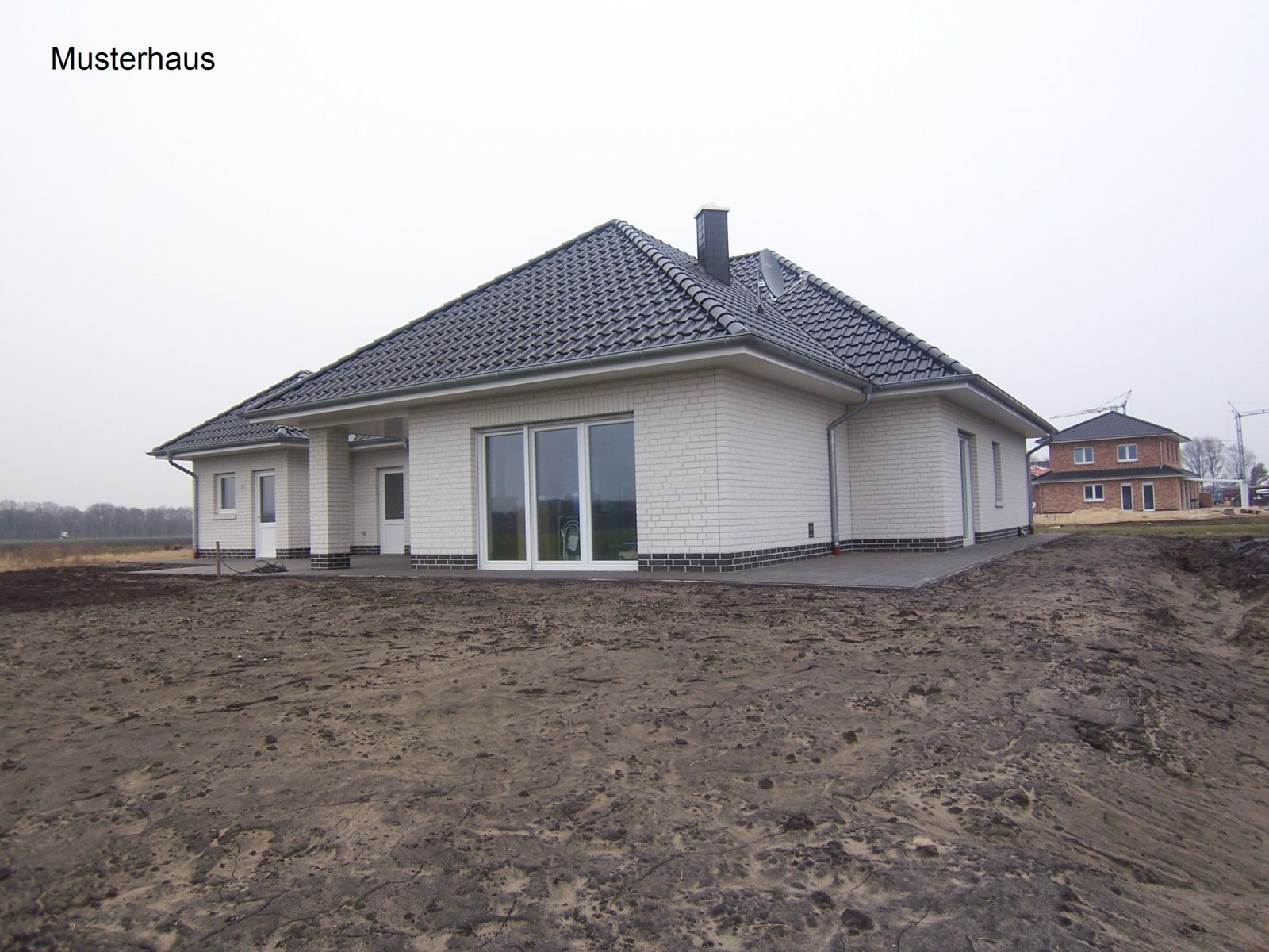 Großzügiger & moderner Neubau-Winkelwalmdachbungalow in schöner Wohnlage!