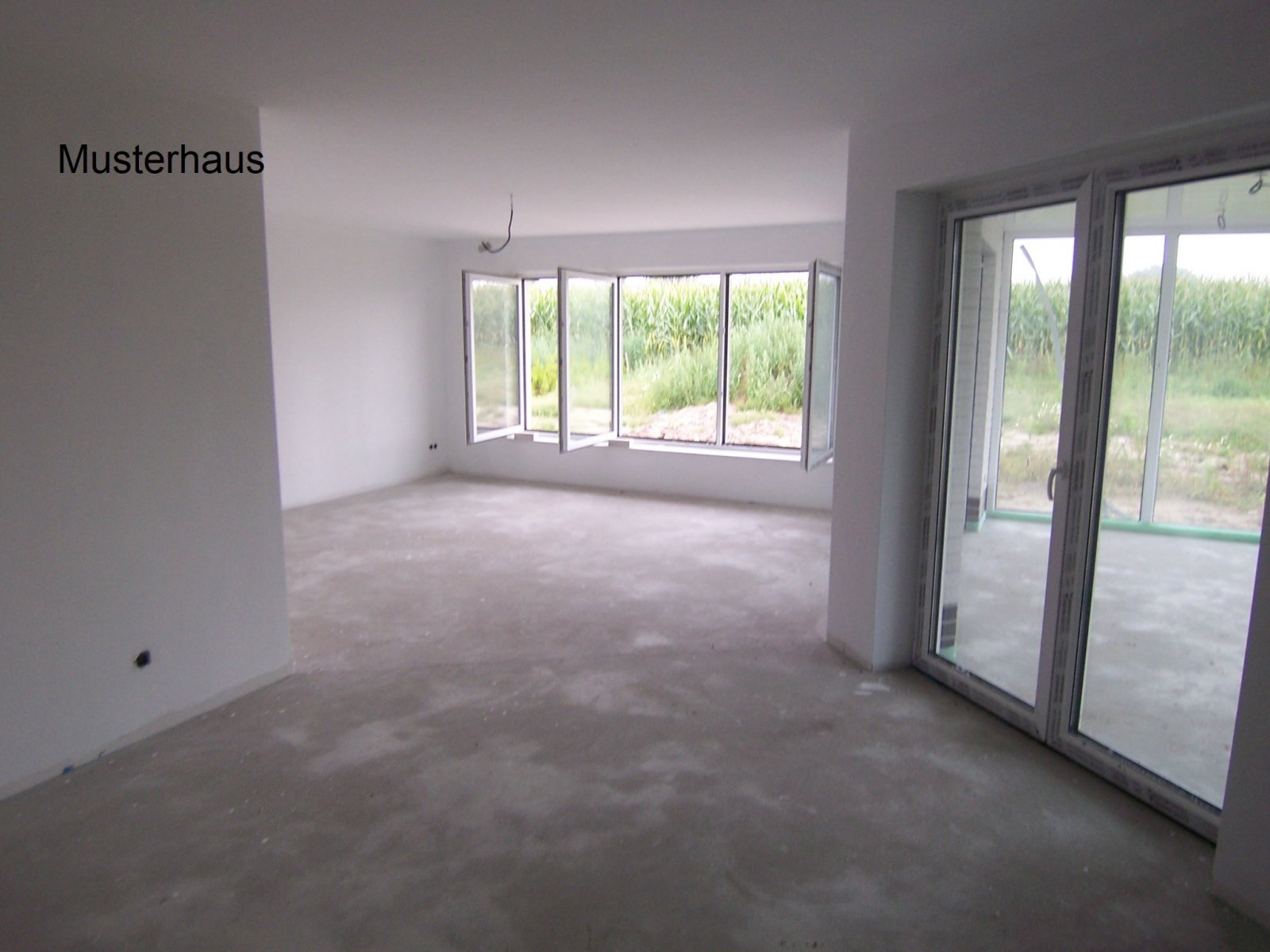 Großzügiger & moderner Neubau-Winkelwalmdachbungalow in schöner Wohnlage!