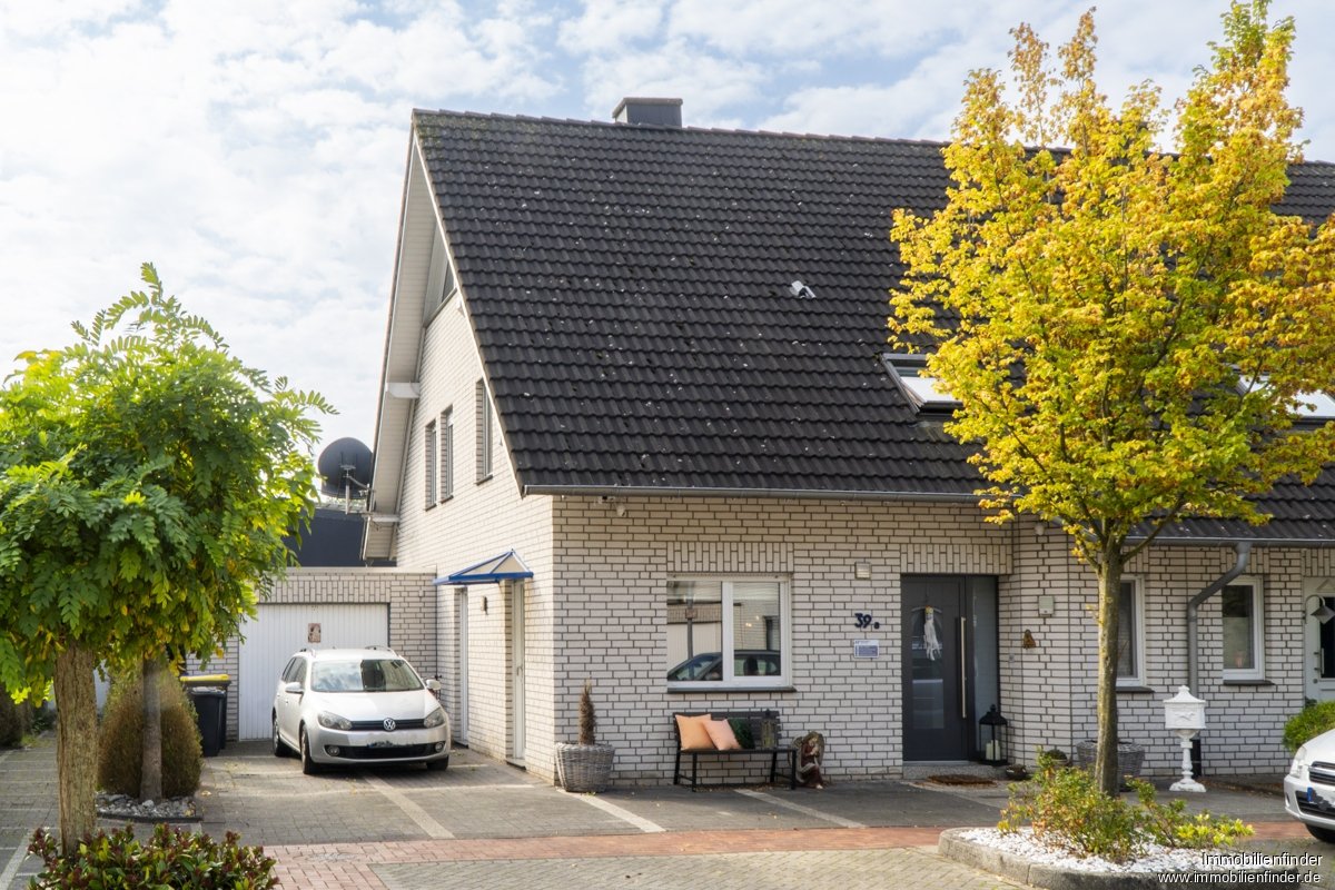 Gezinsvriendelijk en modern: Halfvrijstaande woning met tuin, garage en hoogwaardige voorzieningen in Ahaus.