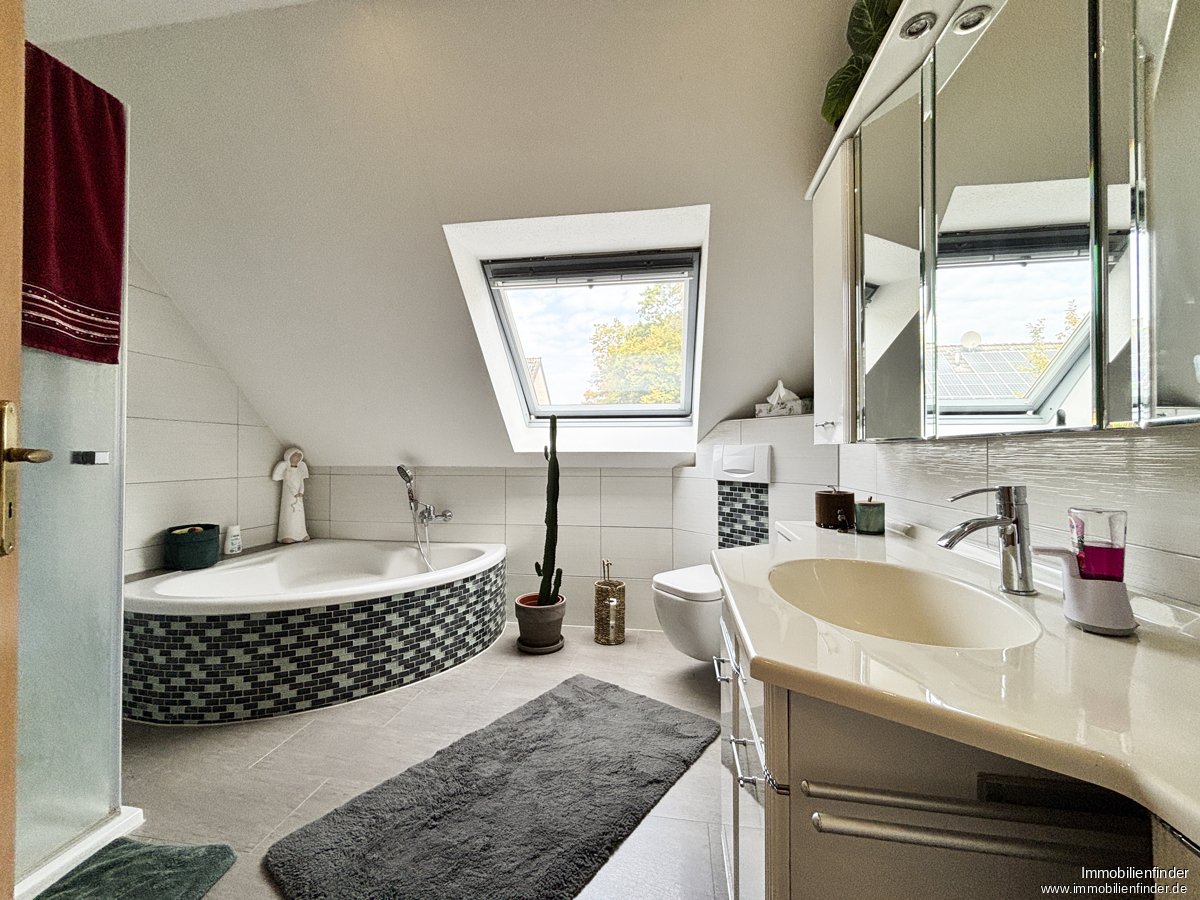 Gezinsvriendelijk en modern: Halfvrijstaande woning met tuin, garage en hoogwaardige voorzieningen in Ahaus.
