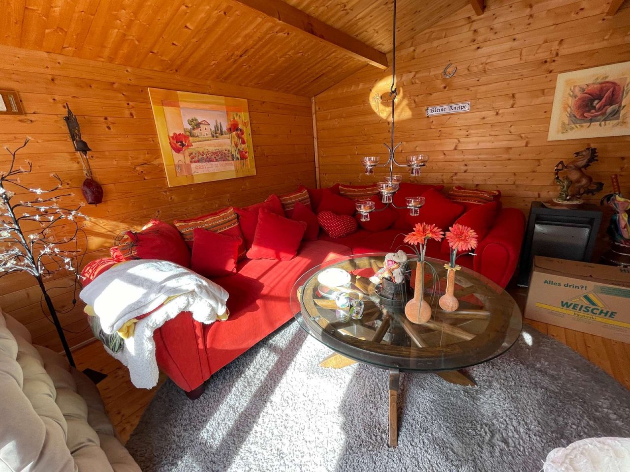 Interieur van het tuinhuisje Interieur van het tuinhuisje