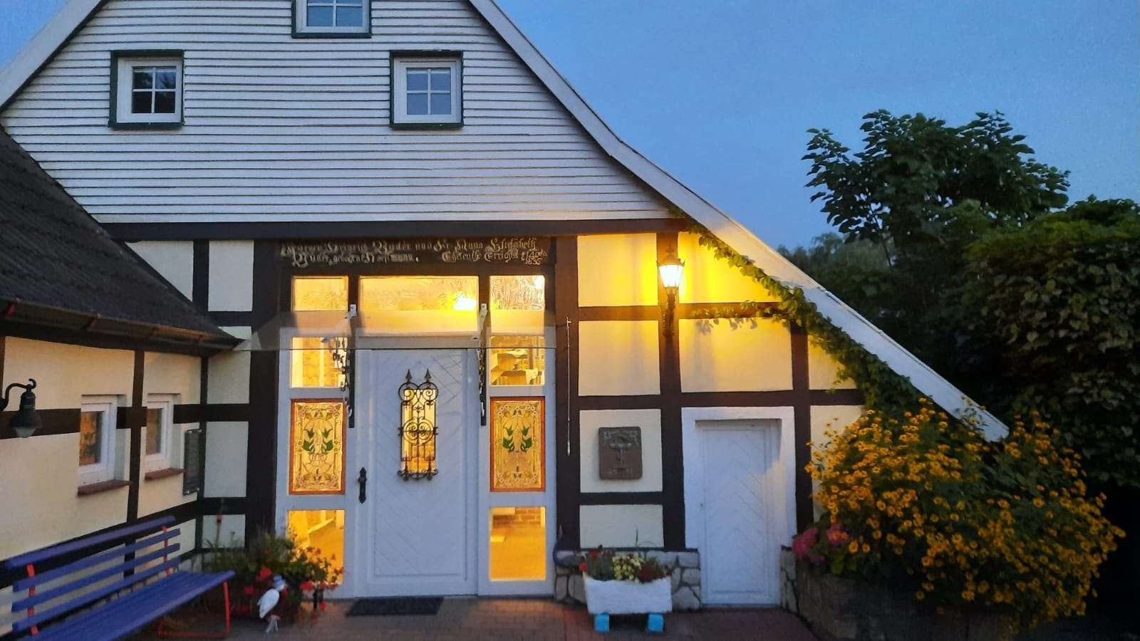 De ingang van het huis bij schemering De ingang van het huis bij schemering