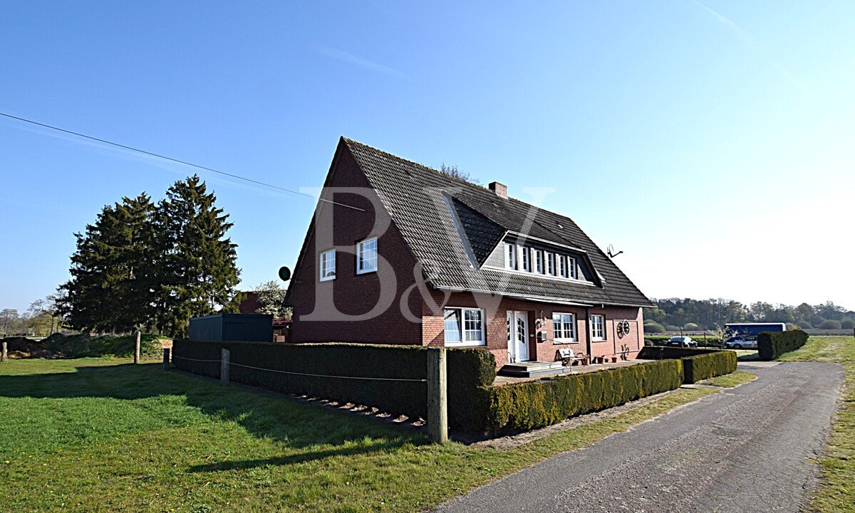 Volledig afgelegen locatie - boerderij of manege nabij Haselünne met aangrenzende weide te koop. 