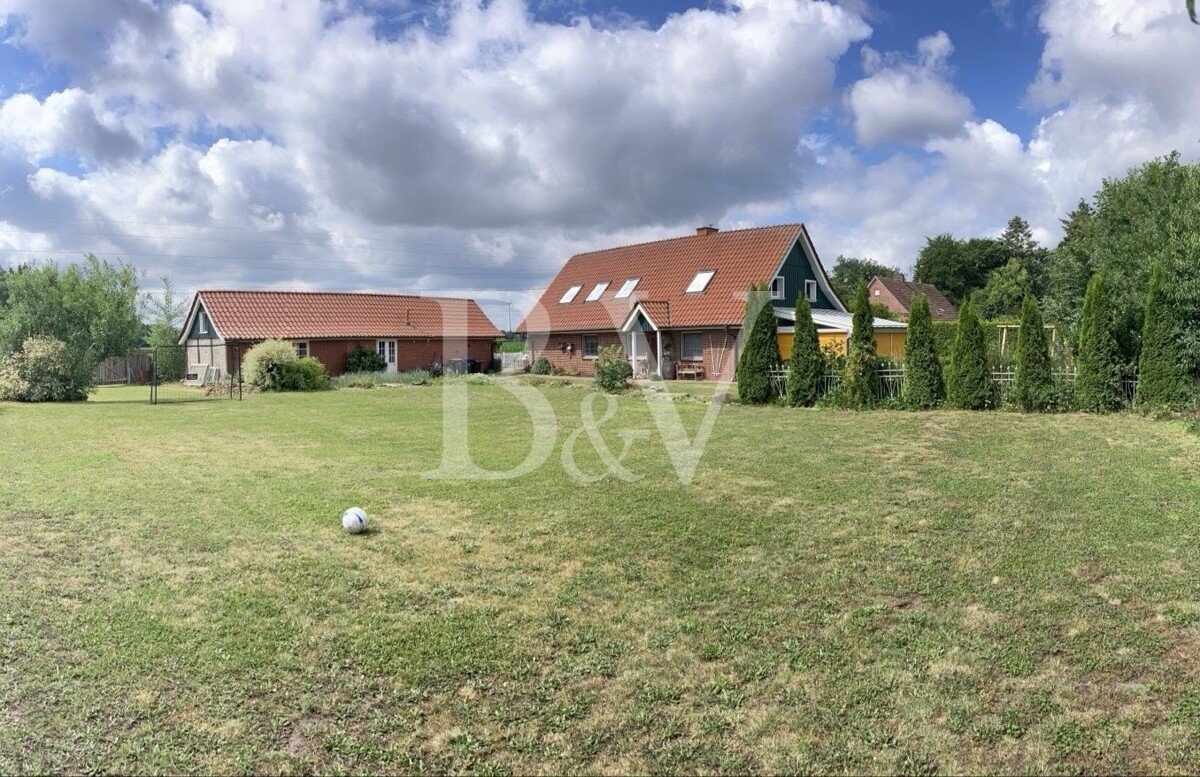 Charmant vrijstaand huis met gastenverblijf en bouwgrond op een idyllische locatie te koop. 