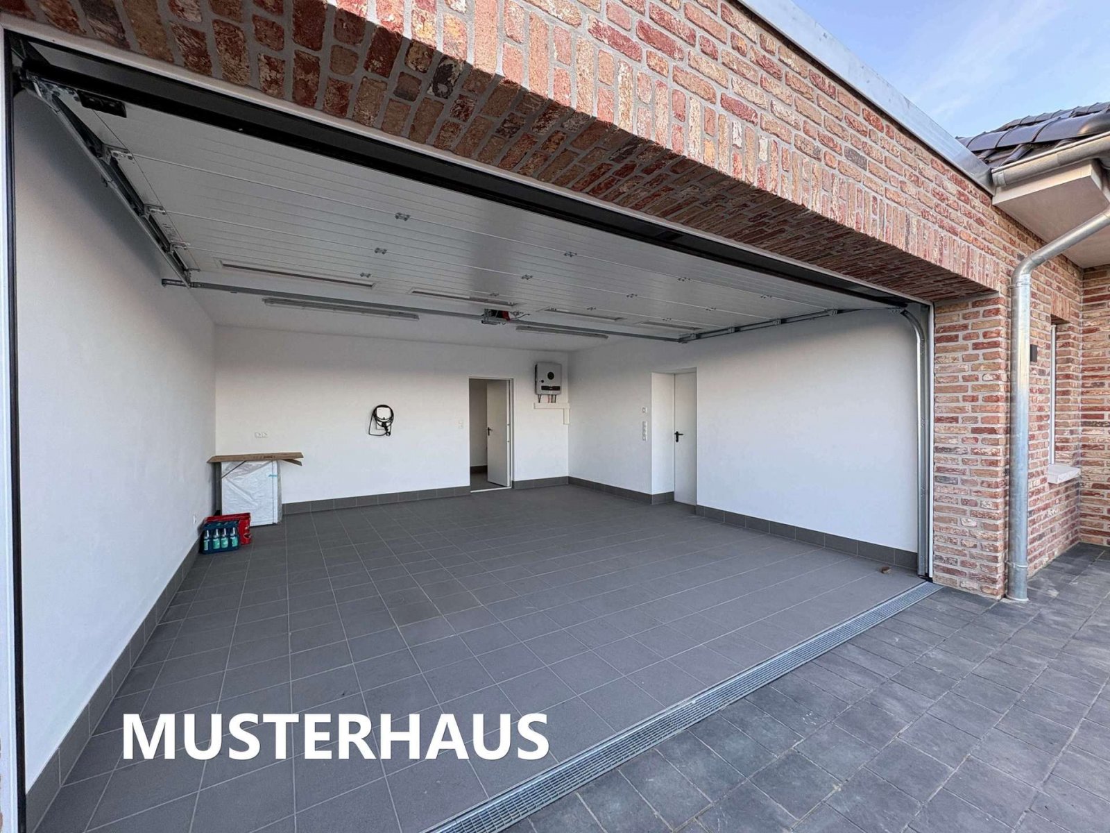 Dubbele garage met sectionale deur Dubbele garage met sectionale deur