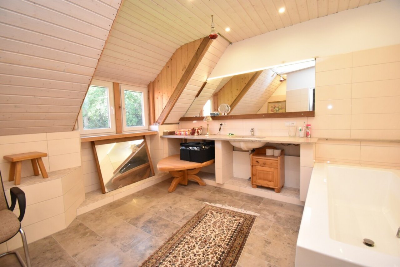 Bovenverdieping: Badkamer Bovenverdieping: Badkamer